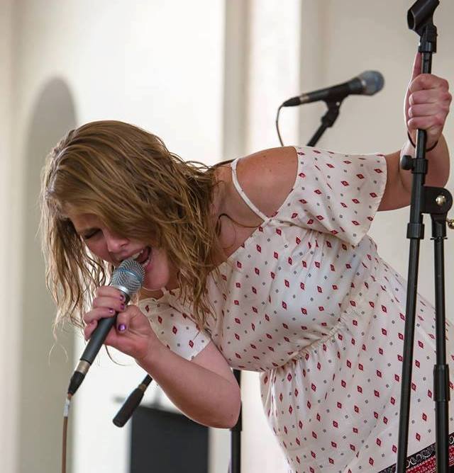 The 2018 Queen Colleen, Jennifer Richards sings at Scruffy Murphy's